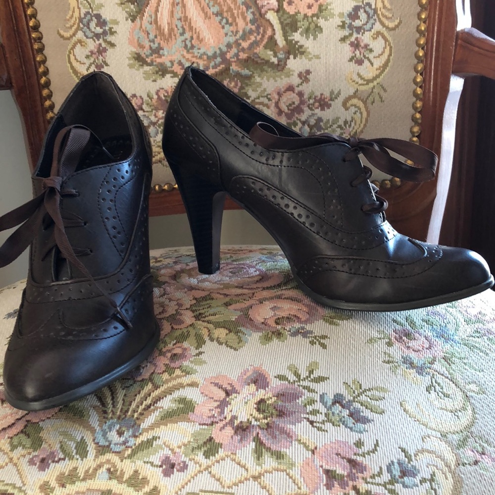 ‘Maurices’ brown high heel shoes